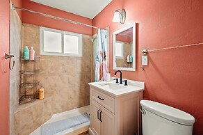 Cozy Getaway Bright, Clean & Fully Equipped