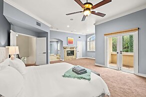 Elegant Villa Retreat Pool Garden Alfresco Lounge