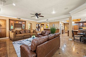 Elegant Villa Retreat Pool Garden Alfresco Lounge