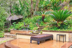 Elegant Villa Retreat Pool Garden Alfresco Lounge