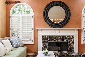 Elegant Villa Retreat Pool Garden Alfresco Lounge