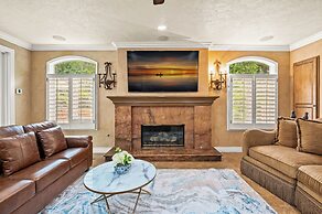 Elegant Villa Retreat Pool Garden Alfresco Lounge