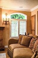 Elegant Villa Retreat Pool Garden Alfresco Lounge