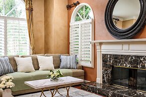 Elegant Villa Retreat Pool Garden Alfresco Lounge