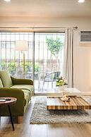 Modern Cozy Retreat Stylish Stay With Patio & Parking