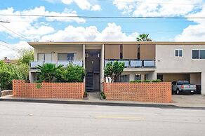 Modern Cozy Retreat Stylish Stay With Patio & Parking