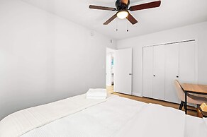 Modern Cozy Retreat Stylish Stay With Patio & Parking