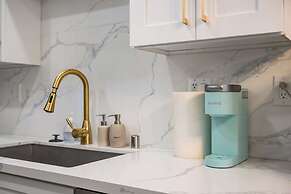 Modern Cozy Retreat Stylish Stay With Patio & Parking