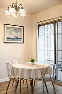 Modern Cozy Retreat Stylish Stay With Patio & Parking