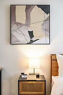 Modern Cozy Retreat Stylish Stay With Patio & Parking