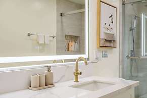 Modern Cozy Retreat Stylish Stay With Patio & Parking