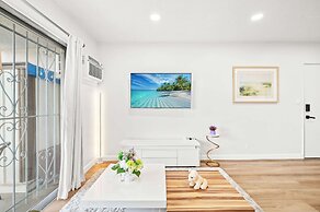 Modern Cozy Retreat Stylish Stay With Patio & Parking