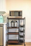 Modern Cozy Retreat Stylish Stay With Patio & Parking