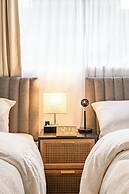 Modern Cozy Retreat Stylish Stay With Patio & Parking