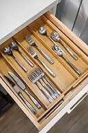 Modern Cozy Retreat Stylish Stay With Patio & Parking