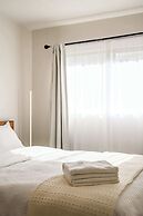 Modern Cozy Retreat Stylish Stay With Patio & Parking