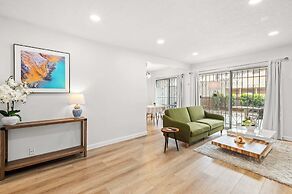 Modern Cozy Retreat Stylish Stay With Patio & Parking