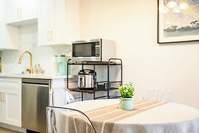 Modern Cozy Retreat Stylish Stay With Patio & Parking