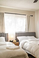 Modern Cozy Retreat Stylish Stay With Patio & Parking