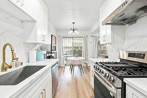 Modern Cozy Retreat Stylish Stay With Patio & Parking