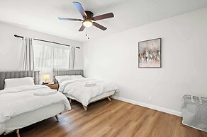 Modern Cozy Retreat Stylish Stay With Patio & Parking