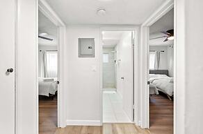 Modern Cozy Retreat Stylish Stay With Patio & Parking