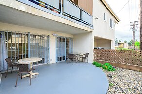 Modern Cozy Retreat Stylish Stay With Patio & Parking