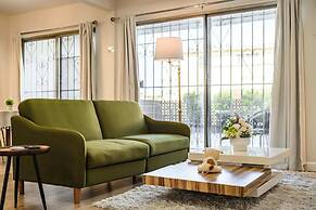 Modern Cozy Retreat Stylish Stay With Patio & Parking