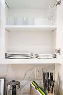 Modern Cozy Retreat Stylish Stay With Patio & Parking