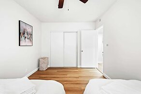 Modern Cozy Retreat Stylish Stay With Patio & Parking