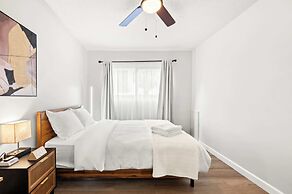Modern Cozy Retreat Stylish Stay With Patio & Parking