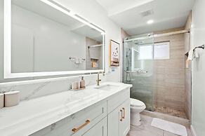 Modern Cozy Retreat Stylish Stay With Patio & Parking