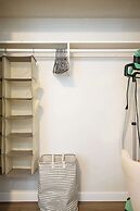 Modern Cozy Retreat Stylish Stay With Patio & Parking