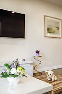 Modern Cozy Retreat Stylish Stay With Patio & Parking