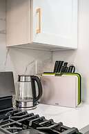 Modern Cozy Retreat Stylish Stay With Patio & Parking