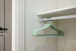 Modern Private Home w Full Kitchen & Parking