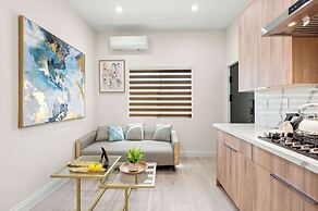 Modern Private Home w Full Kitchen & Parking