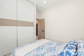 Modern Private Home w Full Kitchen & Parking