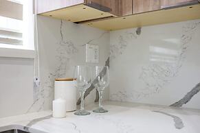 Modern Private Home w Full Kitchen & Parking