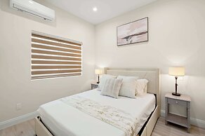 Modern Private Home w Full Kitchen & Parking