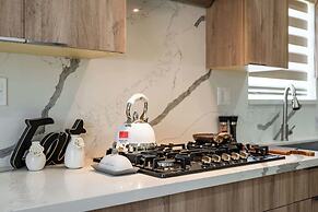 Modern Private Home w Full Kitchen & Parking
