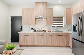 Modern Private Home w Full Kitchen & Parking