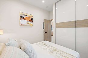 Modern Private Home w Full Kitchen & Parking