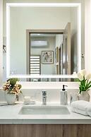 Modern Private Home w Full Kitchen & Parking