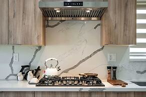 Modern Private Home w Full Kitchen & Parking