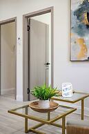 Modern Private Home w Full Kitchen & Parking