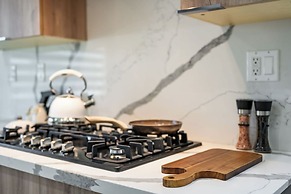 Modern Private Home w Full Kitchen & Parking