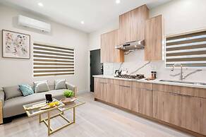 Modern Private Home w Full Kitchen & Parking