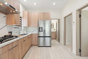 Modern Private Home w Full Kitchen & Parking