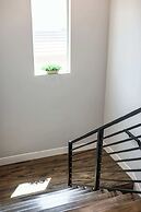 Modern Spacious Home Bright, Family Group Friendly
